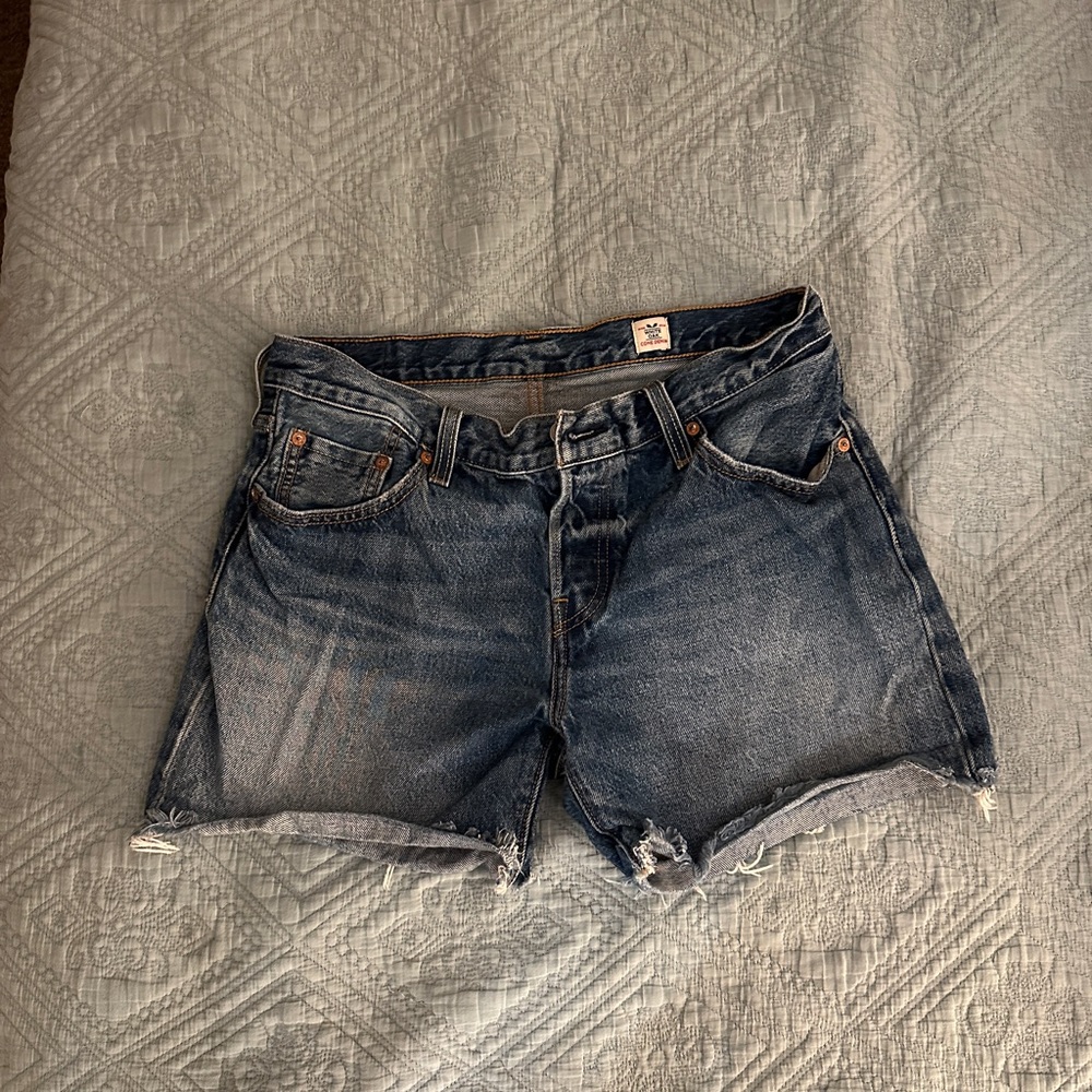 Levi 501 jean shorts size 28